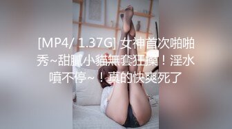 窗台旁操骚母狗给对面的楼看