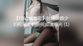 网吧里的小骚货全程露脸跑到公共卫生间里自慰，直接骑在马桶刷手柄上玩逼，嘴里叼着内裤坐插假阳具呻吟