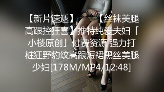 后入纹身蜜桃臀，黑色网袜特别骚