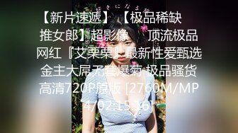 在外面就忍不住的小女友，蹲下来直接给我含住了