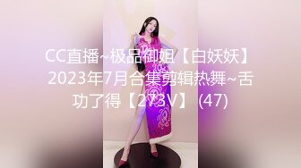 长相清纯娇小身材嫩妹足球宝贝装品牌，脱掉衣服翘起屁股露肥逼，深喉口交后入抽插摸阴蒂，骑乘猛操高潮出白浆