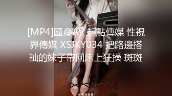 ❤️❤️高筒袜妹子2，会射液体的炮击，粗又长后入猛捅，白色液体灌满小穴，顺着大腿流下，快速档冲刺喷射