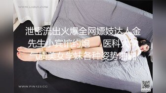 尝试操两个极品御姐，谁料第一个妹子太勾人，第二个制服美女只好舔吸把玩