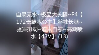 帅小伙约操娇小身材骚美女，迫不及待解开内衣