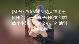 极品婊妹风骚来袭，颜值高身材好，给小哥口交乳交，道具蹂躏骚穴，激情上位让小哥玩弄骚奶子