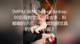 眼镜斯文OL少妇下班回家小公园闲逛,大胆扒下吊带露奶,脱了内裤看穴