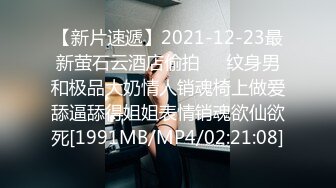 野战夫妻路边树林玩到车内车震，路边行人匆匆还有乘凉的大爷，车内激情口活上位暴力后入，浪叫呻吟不断够刺激