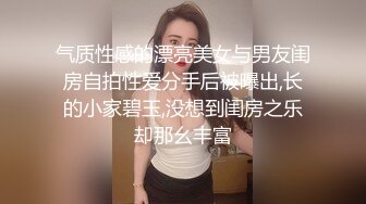 【两只小母狗】00后眼镜妹和姐妹一起，翘起美臀玻璃棒双洞齐插，一线天馒头肥穴，穿戴假屌骑乘操逼，年龄不大骚的很