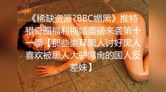 偷拍美女裙底风光 成都车展银色连衣裙细高跟极品美女，白色窄内 UR级反差骚货黑丝筒袜配情趣开档内裤