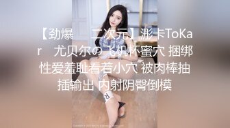 商场TP蹲着挑选商品的黑色上衣妹子奶子