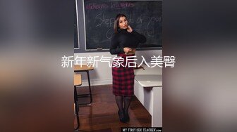 女模特大秀一多诱惑，屁股真带劲撅着上下晃等大哥来干，道具激情抽插骚逼