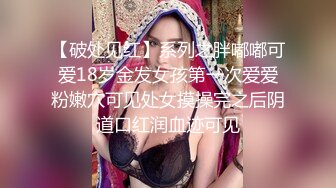 美女自慰把跳蛋卡在逼里取不出来,找医生帮忙却被干到高潮