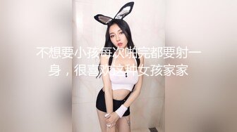 00后极品美女夹着玩具还贪吃