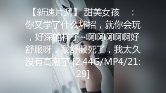 清纯姐妹花全程露脸大秀，丝袜情趣兔女友诱惑，揉奶玩逼听狼友指挥各种撩骚互动