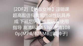 白色短热裤娇小身材迷人笑容女孩樱桃小嘴里含着超大粗黑鸡巴操进粉嫩鲍鱼里真是视觉冲击