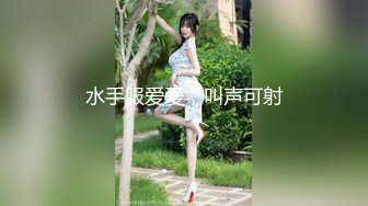 两个年轻小妹被纹身小哥疯狂蹂躏直播精彩大秀，全程露脸一个舔乳头一个舔鸡巴，被小哥揉奶抠逼道具玩各种草