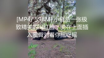 高颜值情侣寻求刺激，购物广场更衣室直接干了起来，美女也能这么骚，手握大鸡巴吃得贼香！