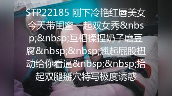 [MP4/ 550M] 三男两女多人淫乱沙发上干到卧室，一人一个后入开操，摄影小哥旁边指导姿势