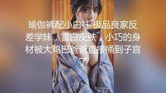 镜子前欣赏老婆