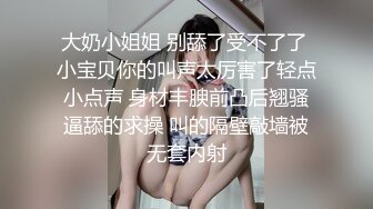 床上4个中年妇女互相玩弄，吃奶玩逼浪荡呻吟，看的大哥欲火焚身加入战场，轮草抽插骚逼还有好姐妹玩骚奶子