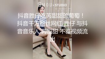 屌丝小刘经常中午趁着大家吃饭时间❤️偷偷溜进单位女厕偷窥暗恋已久的高冷女同事尿尿