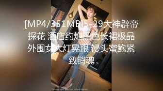 带老婆和小孩在老家田间悠逛 兴趣来潮让老婆露出一番 脱下内裤没想到湿透了 真是夫妻心有灵犀