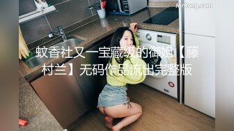 偷拍漂亮的百褶裙美女 无奈人太多只能看一眼就走