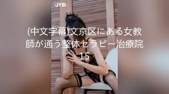 尾随偷拍美女裙底风光 吊带裙靓女和精神小伙男友逛街。松垮内内性感真想伸手摸一下