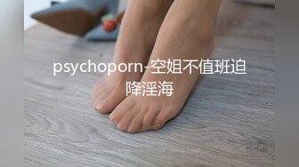 老婆坐在情人身上，看着她情人操她真爽