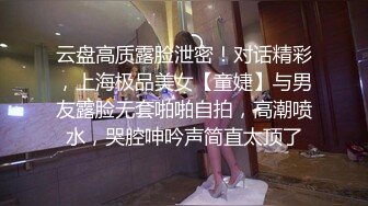 景区厕所偷拍制服美女导游上厕所