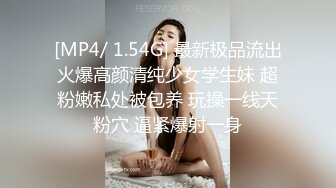 丝袜美腿靓女，性感包臀裙撩人，乳夹按摩器震穴，特写振动棒捅菊花，多毛肥穴