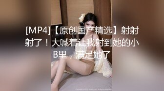 出租房窗外偷拍辍学打工妹下班洗完澡坐在床上玩手机,逼太肥了内裤包不住