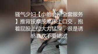 和眼镜女同学钻小树林  一直没有水 最后吐了口水在她逼上润滑才插进去