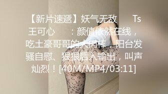 《魔手外购极品CP》地铁女厕偸拍络绎不绝的年轻小姐姐方便美女多亮点多，妹子换奶罩一对大奶又圆又挺手感绝对一流 (5)