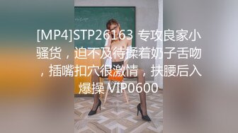 约十八女学生新晋光头佬约妹，抱在一起舌吻调情，埋头舔逼骑乘插入，抬起双腿猛操呻吟