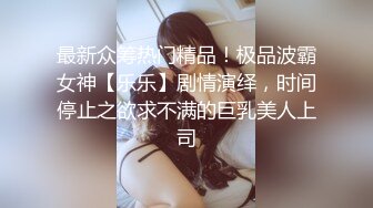 漂亮妹子胸罩被海浪拍偏乳头都跑出来还毫无察觉